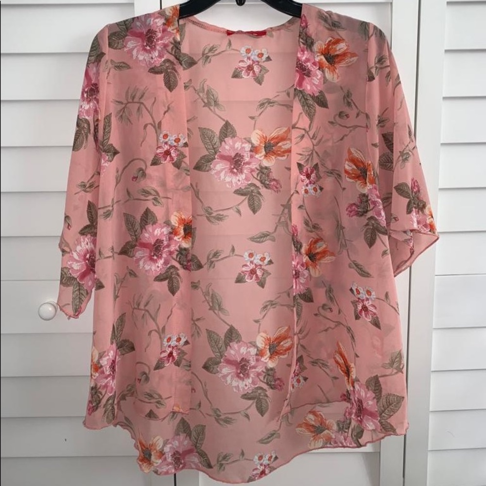 Beautiful floral short kimono💐.